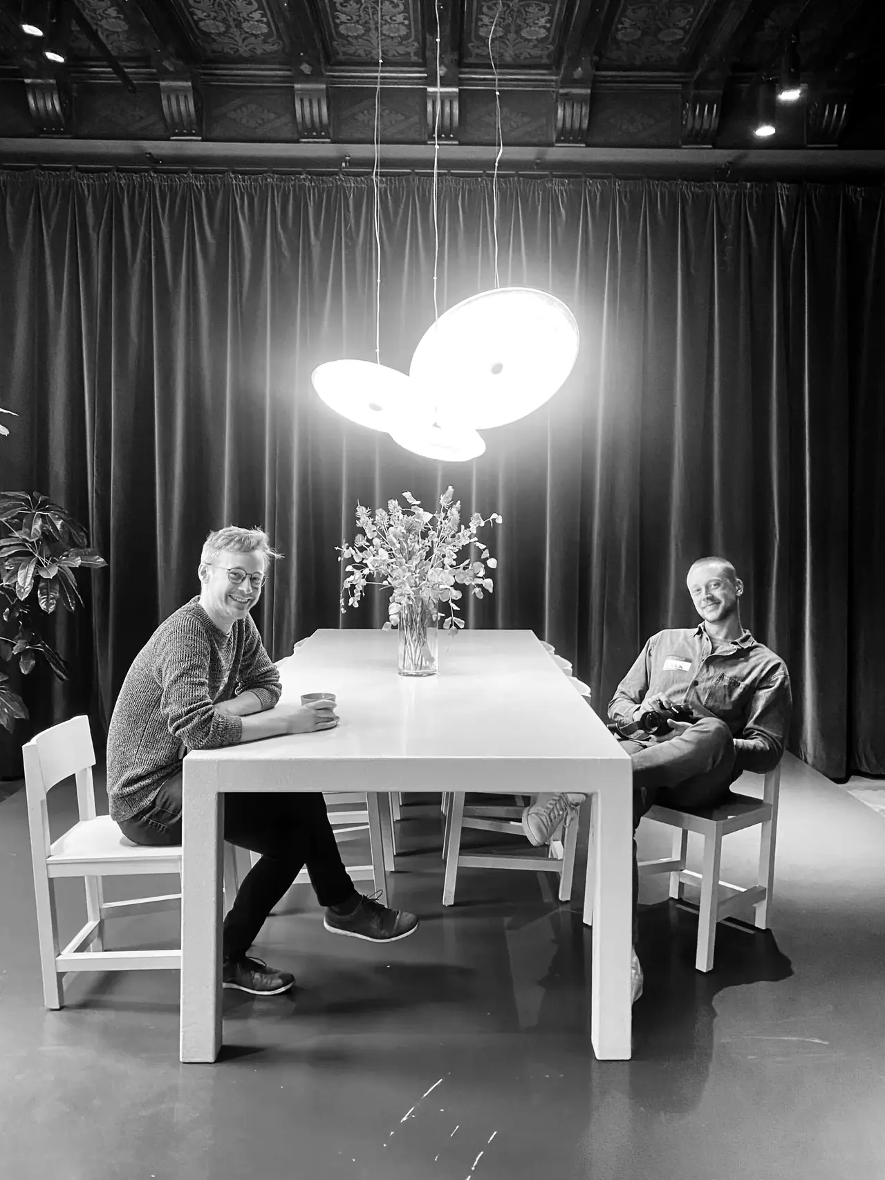 Conversation at the table in the green room