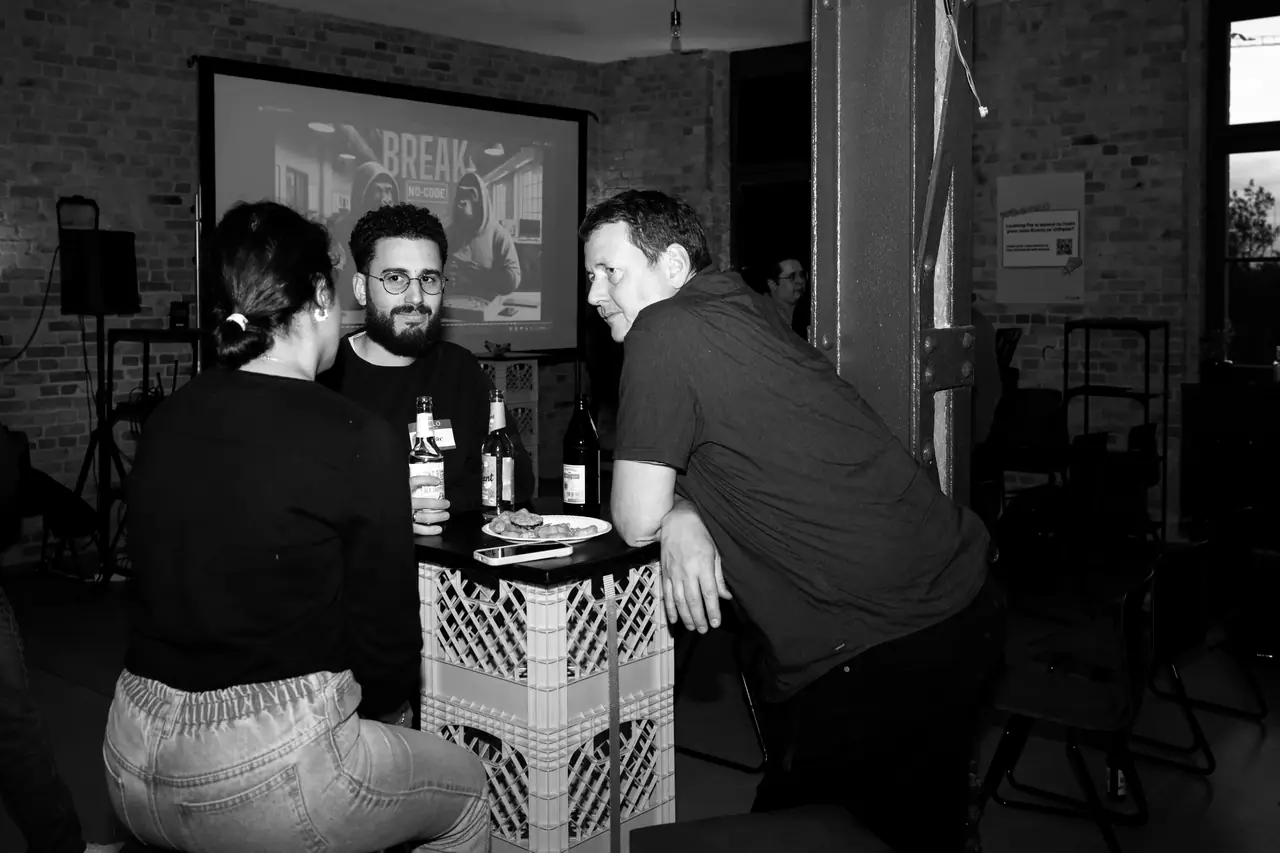 Conversations at the standing tables