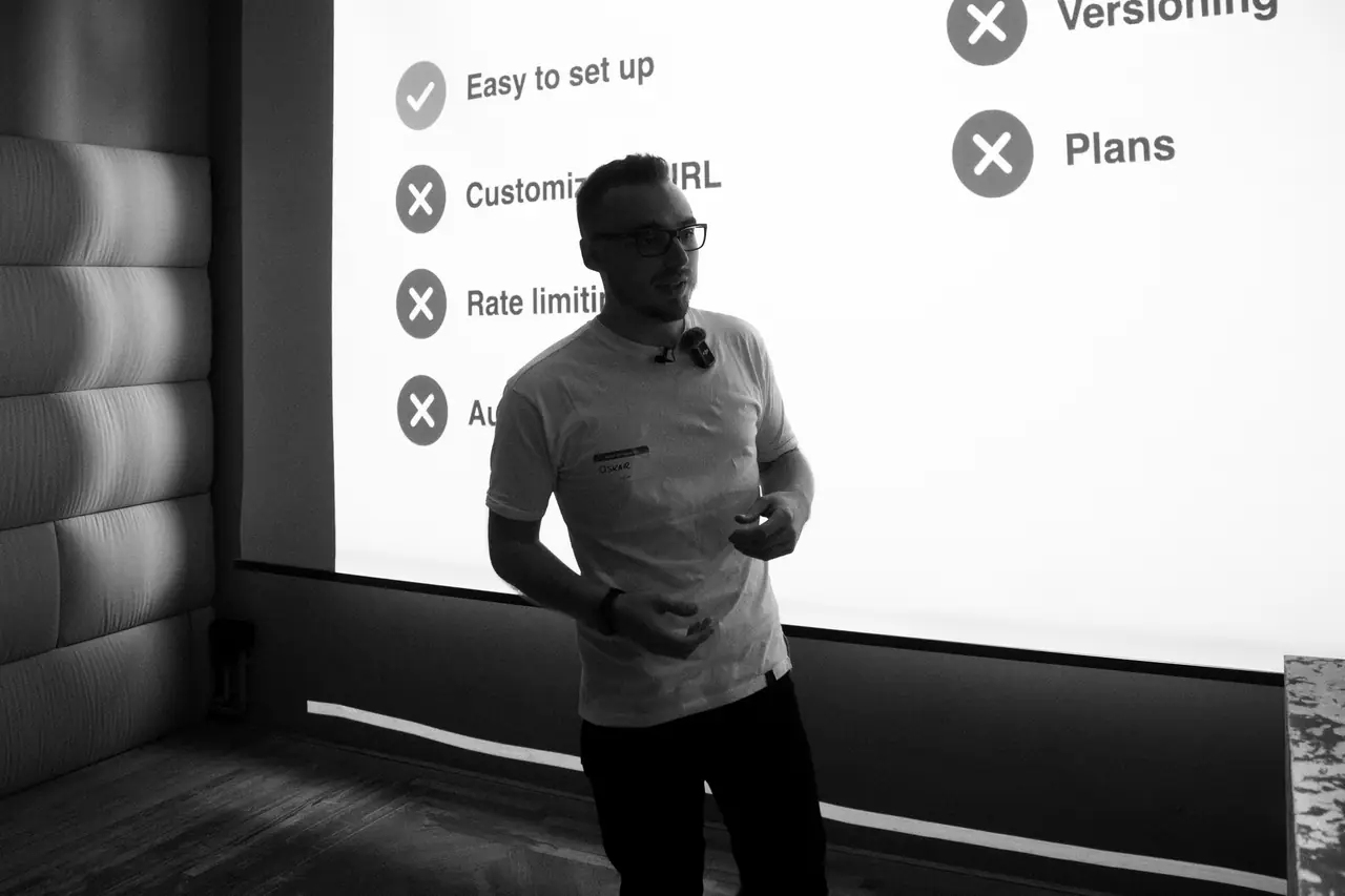 Oskar Kramarz (Workfloows) hält seinen Talk