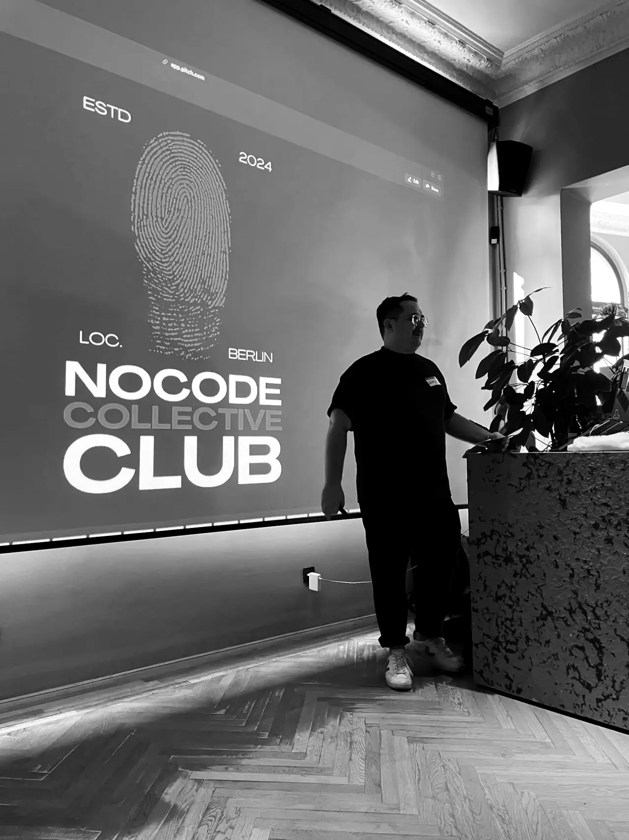 The club logo on screen before the start