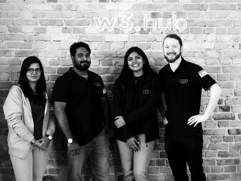Das Zoho-Team vor dem w3.hub-Schriftzug