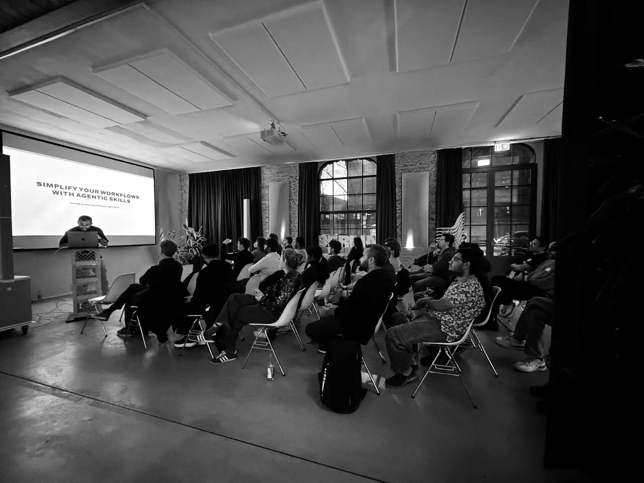 Talk „Simplify your workflows with agentic skills“ vor vollen Reihen